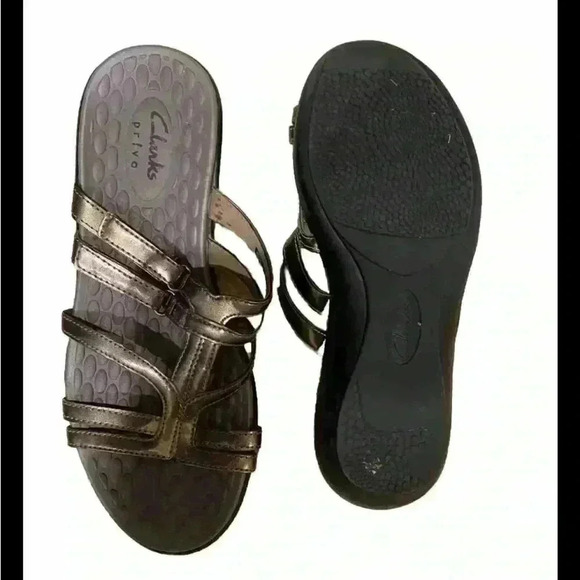 Clarks Lexi Marigold Metallic 7.7 M with adjustable straps - Picture 2 of 3